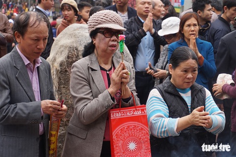 Người Hà Nội trẩy hội Gò Đống Đa trong thời tiết đẹp - Ảnh 8. Người Hà Nội trẩy hội Gò Đống Đa trong thời tiết đẹp - Ảnh 8.
