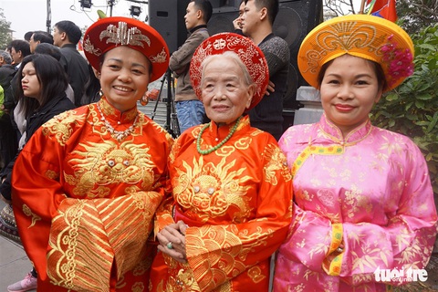 Người Hà Nội trẩy hội Gò Đống Đa trong thời tiết đẹp - Ảnh 7. Người Hà Nội trẩy hội Gò Đống Đa trong thời tiết đẹp - Ảnh 7.