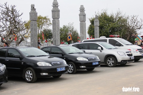 Xe biển xanh, xe cấp cứu vẫn đi ‘trẩy hội’ - Ảnh 4. Xe biển xanh, xe cấp cứu vẫn đi ‘trẩy hội’ - Ảnh 4.