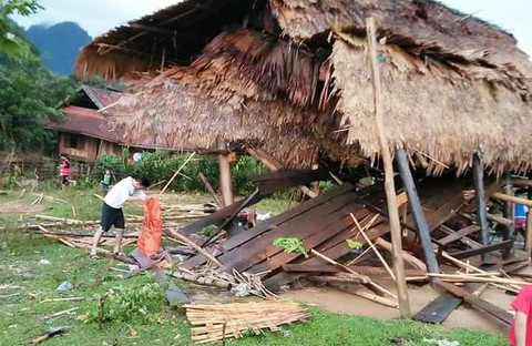 Mưa đá, lốc xoáy ở Nghệ An làm nhiều nhà dân tốc mái - Ảnh 1. Mưa đá, lốc xoáy ở Nghệ An làm nhiều nhà dân tốc mái - Ảnh 1.