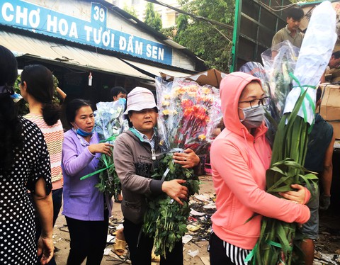 Thị trường hoa Tết: chờ hướng kinh doanh mới - Ảnh 1. Thị trường hoa Tết: chờ hướng kinh doanh mới - Ảnh 1.