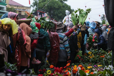 Biển người chen lấn dưới mưa tại chợ Viềng, Nam Định - Ảnh 5. Biển người chen lấn dưới mưa tại chợ Viềng, Nam Định - Ảnh 5.