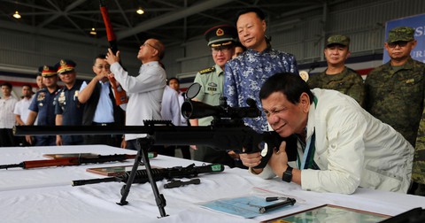 Ông Duterte lại gây với Mỹ: gửi quân sang Trung Quốc học cho cân bằng - Ảnh 1. Ông Duterte lại gây với Mỹ: gửi quân sang Trung Quốc học cho cân bằng - Ảnh 1.