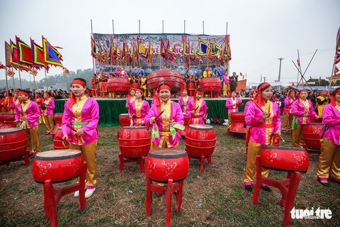 Xem tái hiện lễ tịch điền vua Lê Đại Hành cày dưới chân núi Đọi - Ảnh 3. Xem tái hiện lễ tịch điền vua Lê Đại Hành cày dưới chân núi Đọi - Ảnh 3.