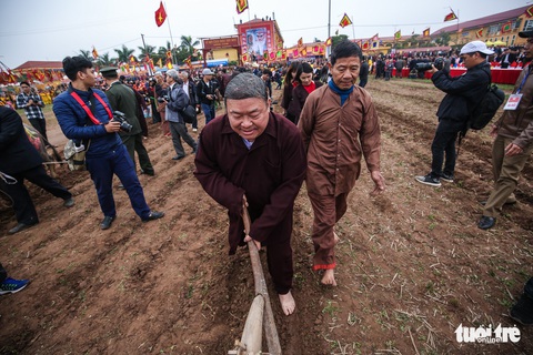 Xem tái hiện lễ tịch điền vua Lê Đại Hành cày dưới chân núi Đọi - Ảnh 7. Xem tái hiện lễ tịch điền vua Lê Đại Hành cày dưới chân núi Đọi - Ảnh 7.