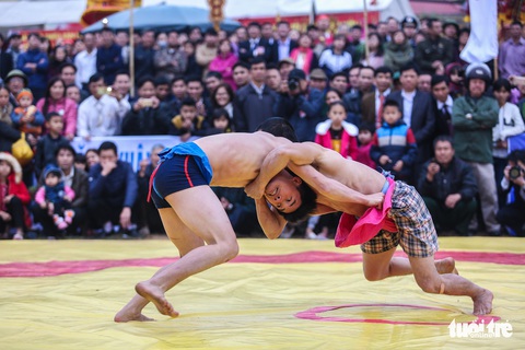 Xem tái hiện lễ tịch điền vua Lê Đại Hành cày dưới chân núi Đọi - Ảnh 13. Xem tái hiện lễ tịch điền vua Lê Đại Hành cày dưới chân núi Đọi - Ảnh 13.