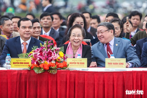 Xem tái hiện lễ tịch điền vua Lê Đại Hành cày dưới chân núi Đọi - Ảnh 2. Xem tái hiện lễ tịch điền vua Lê Đại Hành cày dưới chân núi Đọi - Ảnh 2.
