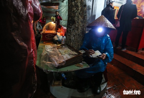 Ăn mày, đổi tiền lẻ và các hình ảnh xấu tràn lan phủ Dầy - Ảnh 6. Ăn mày, đổi tiền lẻ và các hình ảnh xấu tràn lan phủ Dầy - Ảnh 6.