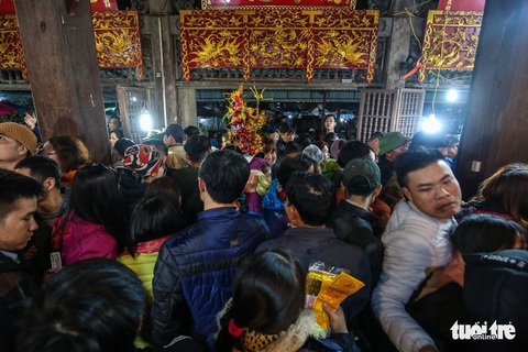 Ăn mày, đổi tiền lẻ và các hình ảnh xấu tràn lan phủ Dầy - Ảnh 1. Ăn mày, đổi tiền lẻ và các hình ảnh xấu tràn lan phủ Dầy - Ảnh 1.