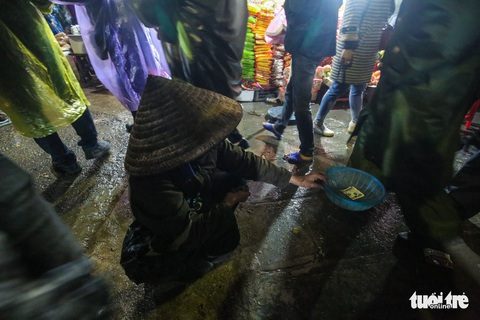 Ăn mày, đổi tiền lẻ và các hình ảnh xấu tràn lan phủ Dầy - Ảnh 2. Ăn mày, đổi tiền lẻ và các hình ảnh xấu tràn lan phủ Dầy - Ảnh 2.