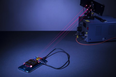 Tia laser sẽ sớm được sử dụng để sạc pin điện thoại - Ảnh 1. Tia laser sẽ sớm được sử dụng để sạc pin điện thoại - Ảnh 1.