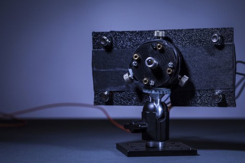 Tia laser sẽ sớm được sử dụng để sạc pin điện thoại - Ảnh 3. Tia laser sẽ sớm được sử dụng để sạc pin điện thoại - Ảnh 3.