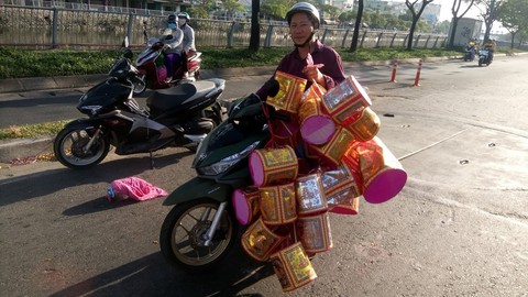 Người Sài Gòn kéo nhau đi mua vàng mã cúng sao, vía Thần Tài - Ảnh 3. Người Sài Gòn kéo nhau đi mua vàng mã cúng sao, vía Thần Tài - Ảnh 3.