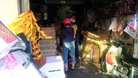 Người Sài Gòn kéo nhau đi mua vàng mã cúng sao, vía Thần Tài - Ảnh 5. Người Sài Gòn kéo nhau đi mua vàng mã cúng sao, vía Thần Tài - Ảnh 5.