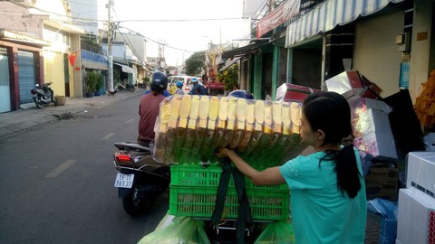 Người Sài Gòn kéo nhau đi mua vàng mã cúng sao, vía Thần Tài - Ảnh 6. Người Sài Gòn kéo nhau đi mua vàng mã cúng sao, vía Thần Tài - Ảnh 6.