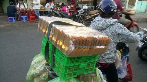 Người Sài Gòn kéo nhau đi mua vàng mã cúng sao, vía Thần Tài - Ảnh 7. Người Sài Gòn kéo nhau đi mua vàng mã cúng sao, vía Thần Tài - Ảnh 7.