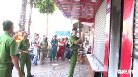 Cháy cửa hàng kinh doanh quần áo, thiệt hại hàng tỷ đồng - Ảnh 2. Cháy cửa hàng kinh doanh quần áo, thiệt hại hàng tỷ đồng - Ảnh 2.