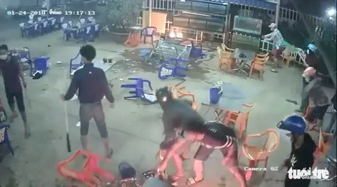 Tạm giam 2 thanh niên truy sát chủ quán nhậu giữa đêm - Ảnh 1. Tạm giam 2 thanh niên truy sát chủ quán nhậu giữa đêm - Ảnh 1.