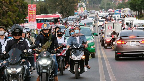 Ngán ngẩm với Đà Lạt kẹt xe y chang TP.HCM lúc cao điểm - Ảnh 2. Ngán ngẩm với Đà Lạt kẹt xe y chang TP.HCM lúc cao điểm - Ảnh 2.