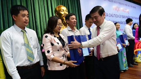 Phát móc khóa có số điện thoại lãnh đạo phường cho dân - Ảnh 1. Phát móc khóa có số điện thoại lãnh đạo phường cho dân - Ảnh 1.