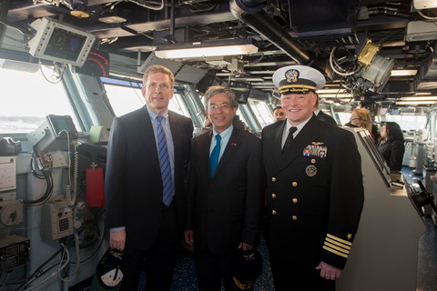 Đại sứ Phạm Quang Vinh thăm tàu sân bay USS George H. W. Bush - Ảnh 3. Đại sứ Phạm Quang Vinh thăm tàu sân bay USS George H. W. Bush - Ảnh 3.