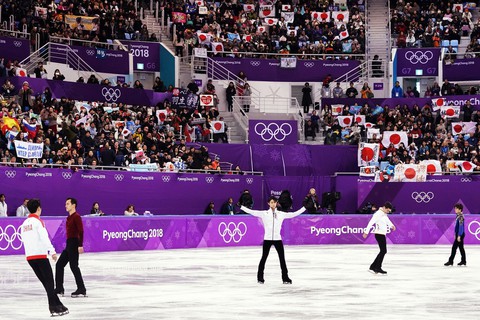 Cổ động viên siêu dễ thương, cổ vũ cả đối thủ tại Olympic 2018 - Ảnh 1. Cổ động viên siêu dễ thương, cổ vũ cả đối thủ tại Olympic 2018 - Ảnh 1.