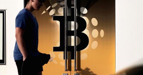 Bitcoin rớt giá xuống dưới 8.000 USD sau khi Google cấm quảng cáo tiền điện tử - Ảnh 1. Bitcoin rớt giá xuống dưới 8.000 USD sau khi Google cấm quảng cáo tiền điện tử - Ảnh 1.