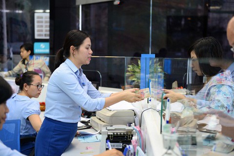 Làm gì để tránh rủi ro khi gửi tiền ngân hàng? - Ảnh 1. Làm gì để tránh rủi ro khi gửi tiền ngân hàng? - Ảnh 1.