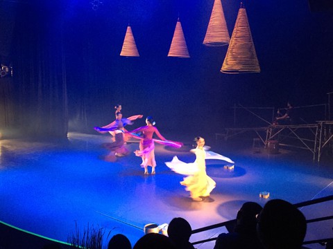 Sương sớm, À ố Show, Teh Dar diễn ở phố cổ Hội An - Ảnh 1. Sương sớm, À ố Show, Teh Dar diễn ở phố cổ Hội An - Ảnh 1.