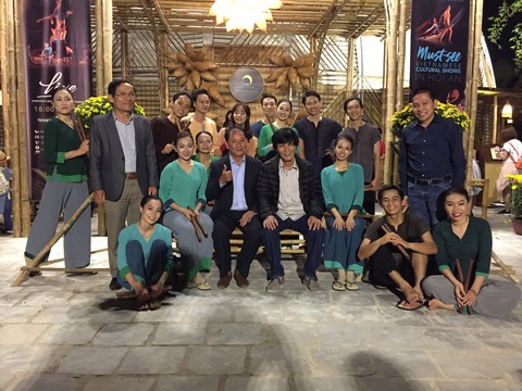 Sương sớm, À ố Show, Teh Dar diễn ở phố cổ Hội An - Ảnh 3. Sương sớm, À ố Show, Teh Dar diễn ở phố cổ Hội An - Ảnh 3.