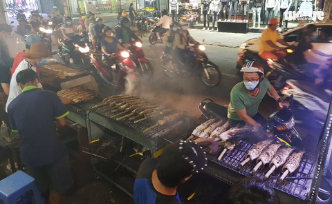 Phố cá nướng nhộn nhịp thâu đêm trước ngày vía Thần Tài - Ảnh 1. Phố cá nướng nhộn nhịp thâu đêm trước ngày vía Thần Tài - Ảnh 1.