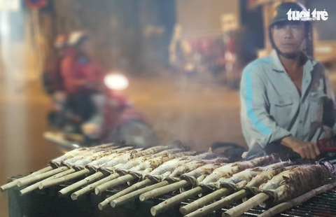 Phố cá nướng nhộn nhịp thâu đêm trước ngày vía Thần Tài - Ảnh 3. Phố cá nướng nhộn nhịp thâu đêm trước ngày vía Thần Tài - Ảnh 3.