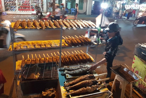 Phố cá nướng nhộn nhịp thâu đêm trước ngày vía Thần Tài - Ảnh 2. Phố cá nướng nhộn nhịp thâu đêm trước ngày vía Thần Tài - Ảnh 2.
