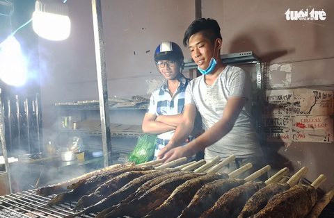 Phố cá nướng nhộn nhịp thâu đêm trước ngày vía Thần Tài - Ảnh 5. Phố cá nướng nhộn nhịp thâu đêm trước ngày vía Thần Tài - Ảnh 5.