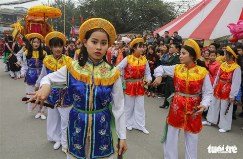 Cực vui đi hội làng Triều Khúc xem con đĩ đánh bồng - Ảnh 2. Cực vui đi hội làng Triều Khúc xem con đĩ đánh bồng - Ảnh 2.