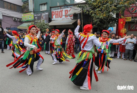 Cực vui đi hội làng Triều Khúc xem con đĩ đánh bồng - Ảnh 3. Cực vui đi hội làng Triều Khúc xem con đĩ đánh bồng - Ảnh 3.