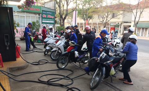 Tăng thuế bảo vệ môi trường xăng dầu, người tiêu dùng lãnh đủ - Ảnh 1. Tăng thuế bảo vệ môi trường xăng dầu, người tiêu dùng lãnh đủ - Ảnh 1.