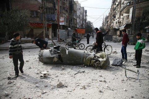 Liên Hiệp Quốc thông qua yêu cầu ngưng bắn ở Syria - Ảnh 2. Liên Hiệp Quốc thông qua yêu cầu ngưng bắn ở Syria - Ảnh 2.
