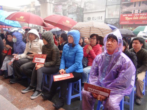 Vía Thần tài, Hà Nội đội mưa từ 4h sáng mua vàng - Ảnh 3. Vía Thần tài, Hà Nội đội mưa từ 4h sáng mua vàng - Ảnh 3.