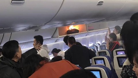 Choáng với cục sạc dự phòng bốc cháy trên máy bay - Ảnh 1. Choáng với cục sạc dự phòng bốc cháy trên máy bay - Ảnh 1.