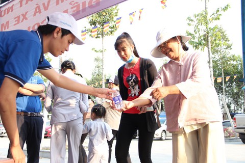 Lễ hội chùa Ông, chùa Bà không đốt vàng mã, không rải tiền lẻ - Ảnh 8. Lễ hội chùa Ông, chùa Bà không đốt vàng mã, không rải tiền lẻ - Ảnh 8.