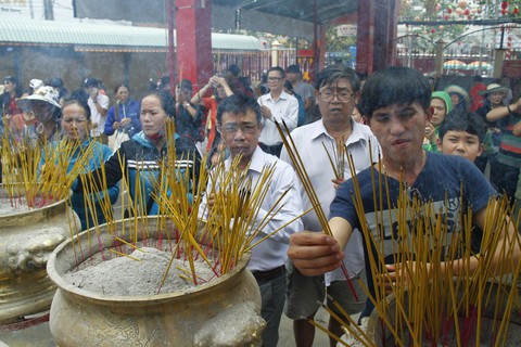 Lễ hội chùa Ông, chùa Bà không đốt vàng mã, không rải tiền lẻ - Ảnh 5. Lễ hội chùa Ông, chùa Bà không đốt vàng mã, không rải tiền lẻ - Ảnh 5.
