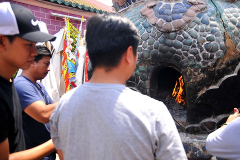 Lễ hội chùa Ông, chùa Bà không đốt vàng mã, không rải tiền lẻ - Ảnh 7. Lễ hội chùa Ông, chùa Bà không đốt vàng mã, không rải tiền lẻ - Ảnh 7.
