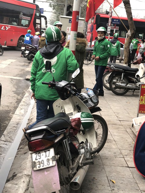 Xe ôm GrabBike nhái tràn lan Hà Nội - Ảnh 2. Xe ôm GrabBike nhái tràn lan Hà Nội - Ảnh 2.