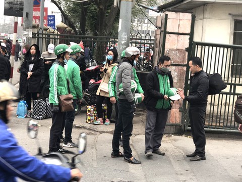 Xe ôm GrabBike nhái tràn lan Hà Nội - Ảnh 1. Xe ôm GrabBike nhái tràn lan Hà Nội - Ảnh 1.