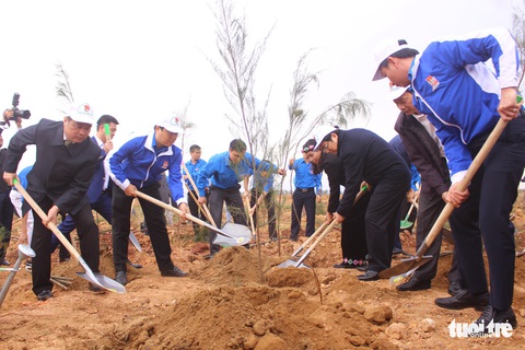 Trồng 5ha phi lao khởi công Tháng thanh niên - Ảnh 2. Trồng 5ha phi lao khởi công Tháng thanh niên - Ảnh 2.
