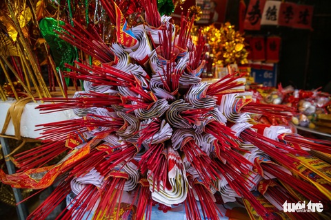 Đốt tiền triệu vào vàng mã - Ảnh 3. Đốt tiền triệu vào vàng mã - Ảnh 3.