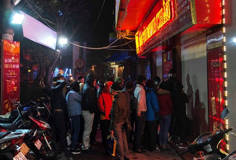 Vía Thần tài, Hà Nội đội mưa từ 4h sáng mua vàng - Ảnh 2. Vía Thần tài, Hà Nội đội mưa từ 4h sáng mua vàng - Ảnh 2.