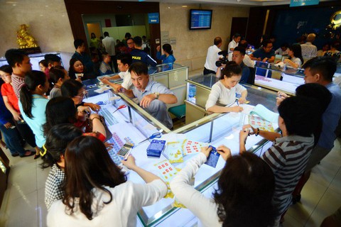 Vía Thần tài, Hà Nội đội mưa từ 4h sáng mua vàng - Ảnh 9. Vía Thần tài, Hà Nội đội mưa từ 4h sáng mua vàng - Ảnh 9.