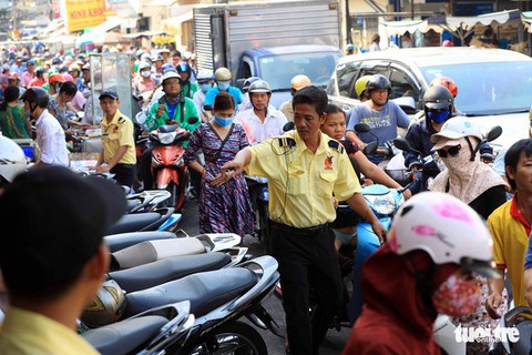 Vía Thần tài, Hà Nội đội mưa từ 4h sáng mua vàng - Ảnh 7. Vía Thần tài, Hà Nội đội mưa từ 4h sáng mua vàng - Ảnh 7.